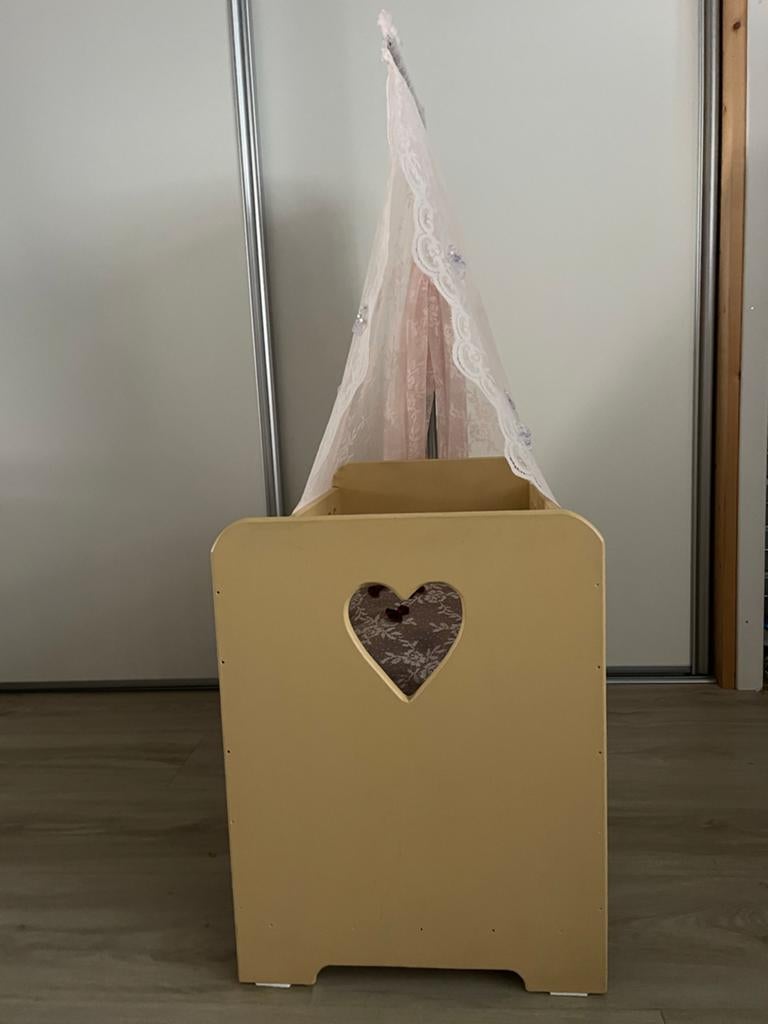 Handgemaakt houten poppenbedje met hemeltje, Kinderen en Baby's, Speelgoed | Poppen, Ophalen, Zo goed als nieuw, Overige typen