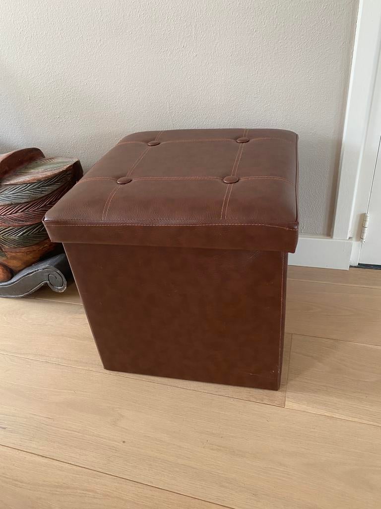 Poef / hocker met opbergruimte bruin kunstleer ZGAN!, Ophalen of Verzenden, Zo goed als nieuw, Rond, Minder dan 50 cm