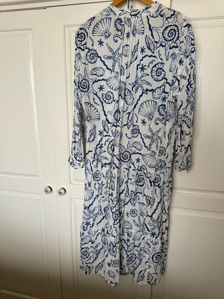H&M Lange Katoenen Jurk Wit met Blauwe Schelpenprint, Wit, Maat 42/44 (L), Ophalen of Verzenden, Zo goed als nieuw