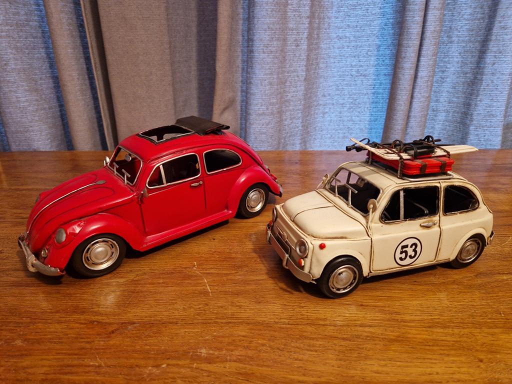 VW Kever 33 X 13 X 13 cm en Fiat 500 24 X 11 X 13 cm, Hobby en Vrije tijd, Modelauto's | 1:24, Decoratie, Decoratie, Ophalen of Verzenden