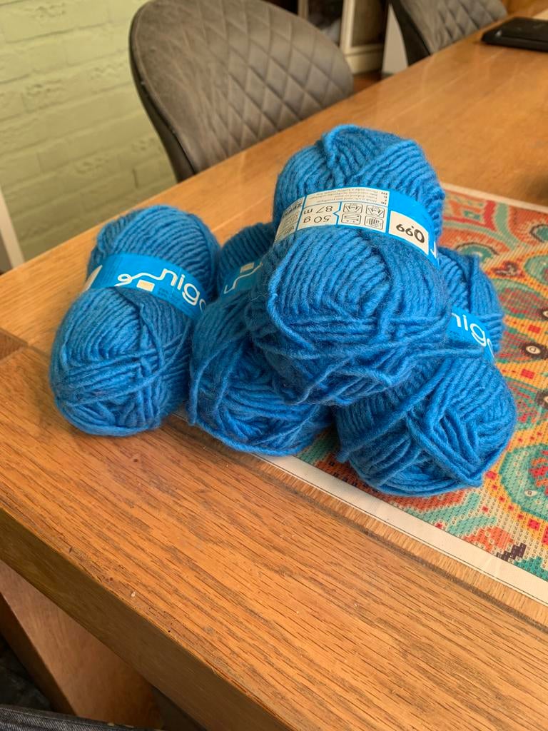 4 bolletjes garen blauw., Ophalen of Verzenden, Zo goed als nieuw, Breien of Haken, Wol of Garen