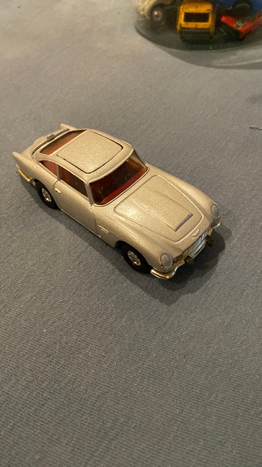Grijze James Bond auto, Hobby en Vrije tijd, Modelauto's | Overige schalen, Ophalen of Verzenden, Zo goed als nieuw, Auto