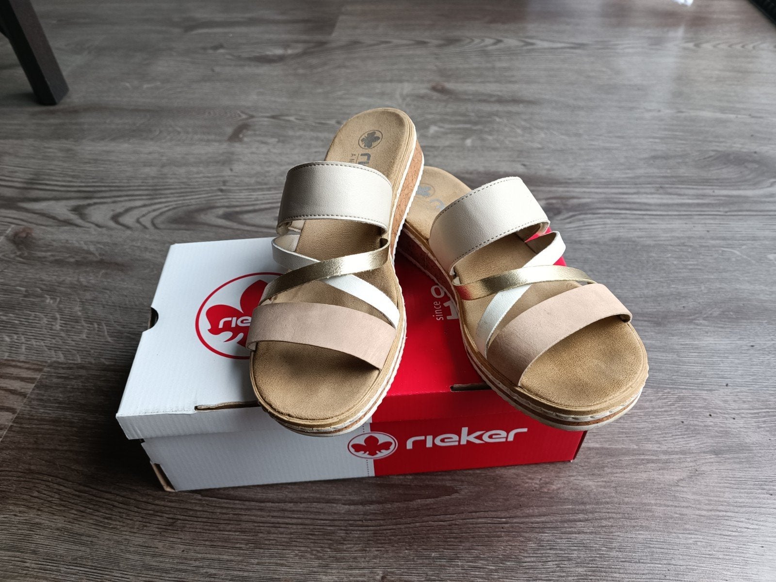 Rieker slippers beige mt 39, Kleding | Dames, Schoenen, Rieker, Ophalen of Verzenden, Slippers