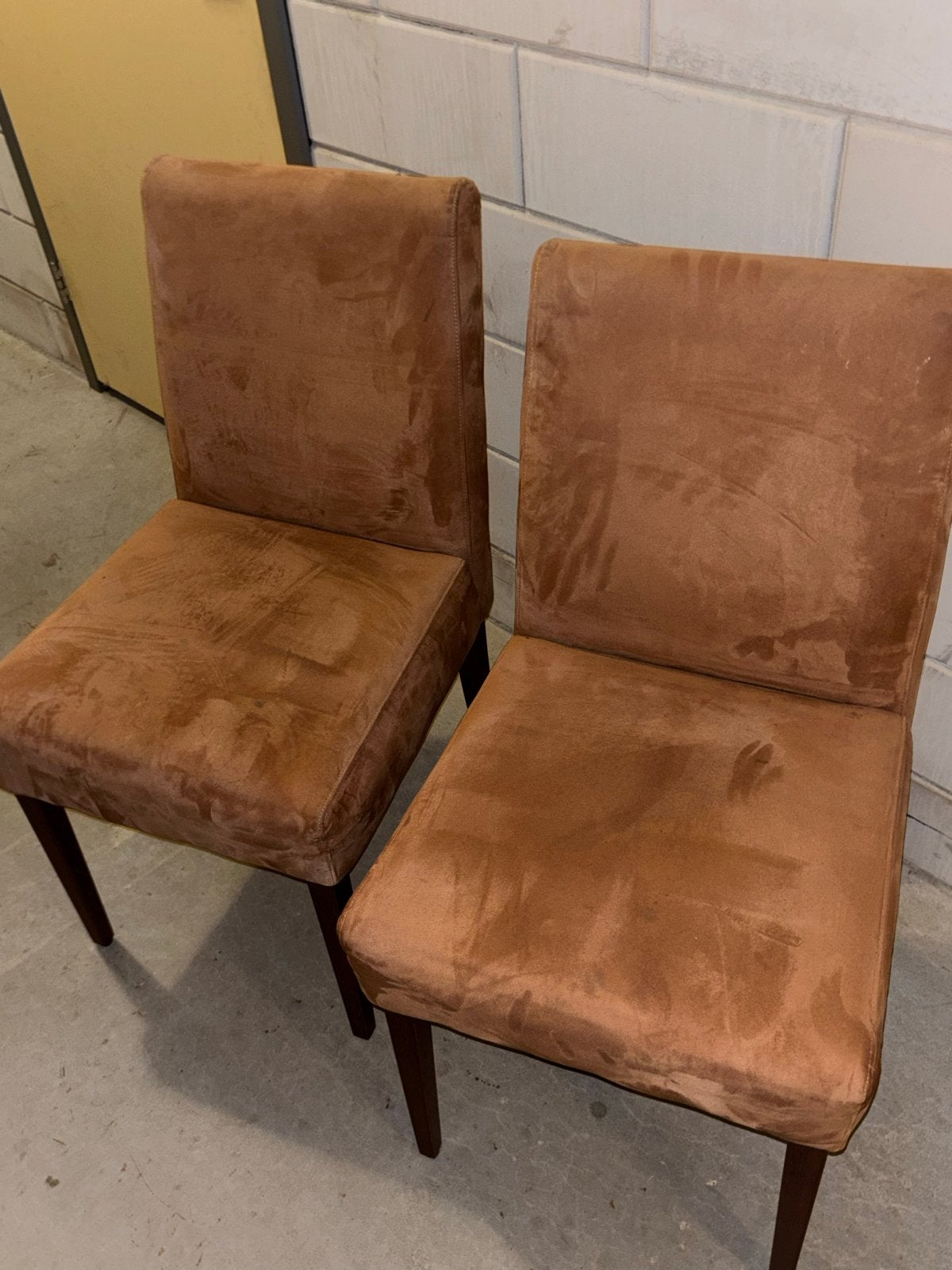 2 nette stoelen met kleine vlekjes, Ophalen, Gebruikt, Twee, Bruin