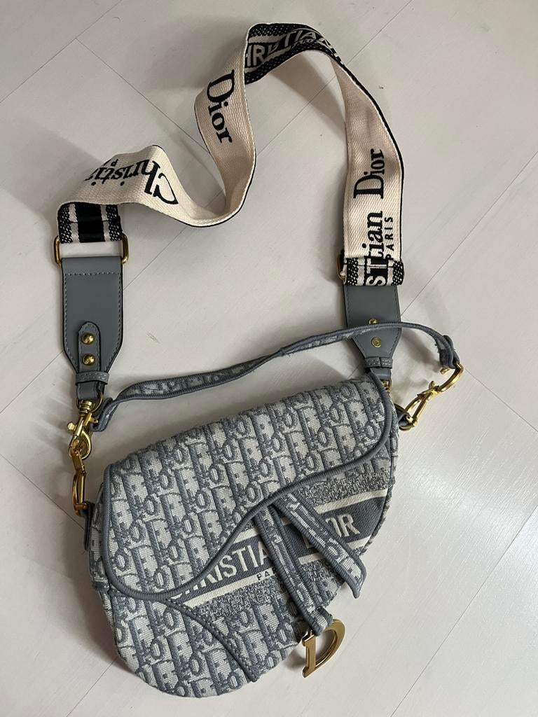 Dior Saddle Bag Grijs Wit - Nieuw met band, Ophalen of Verzenden, Nieuw, Grijs, Schoudertasje