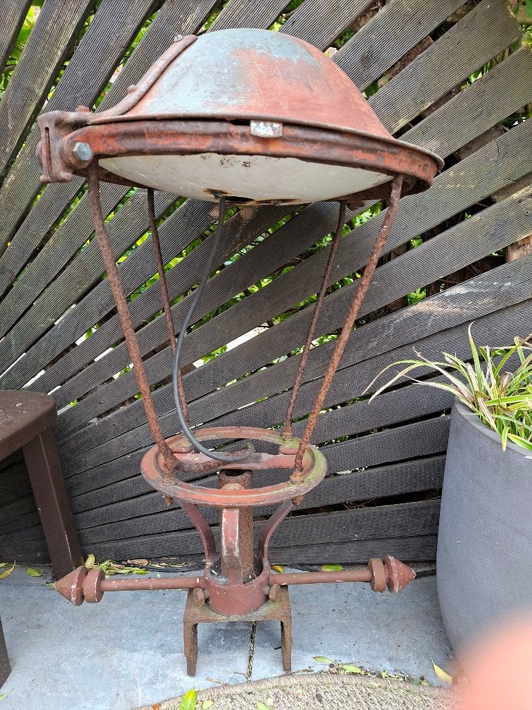 oud/vintage. OPKNAPPERTJE. Lantaarnpaalonderdeel. 95 cm hoog, Ophalen