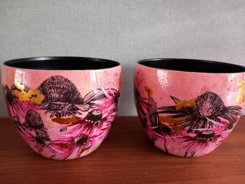 2 Roze design bloempotten, Rond, Ophalen of Verzenden, Aardewerk, Minder dan 40 cm