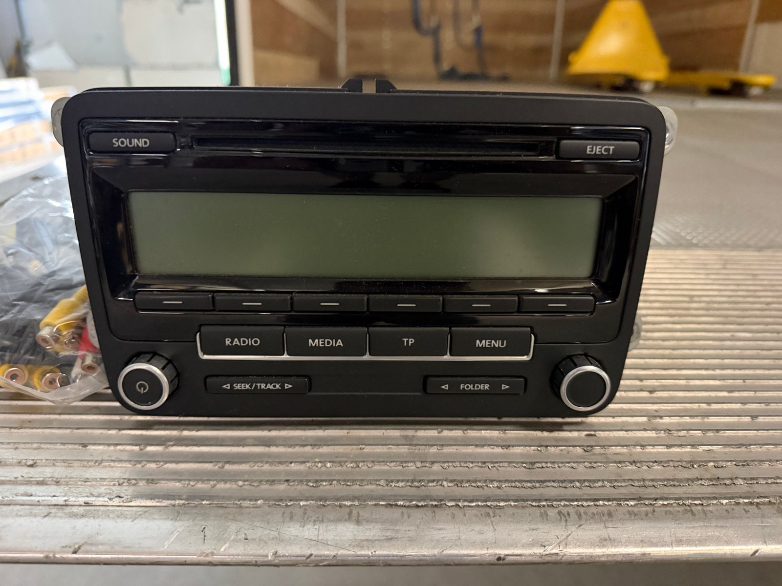 VW RCD310 Autoradio met bedrading - Delphi 1K0 035 186 AA, Ophalen, Gebruikt