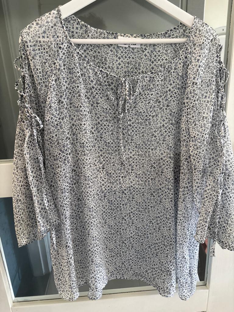 Gina trui/blouse met bloemenprint en open schouders, Kleding | Dames, Ophalen of Verzenden, Zo goed als nieuw, Maat 46/48 (XL) of groter
