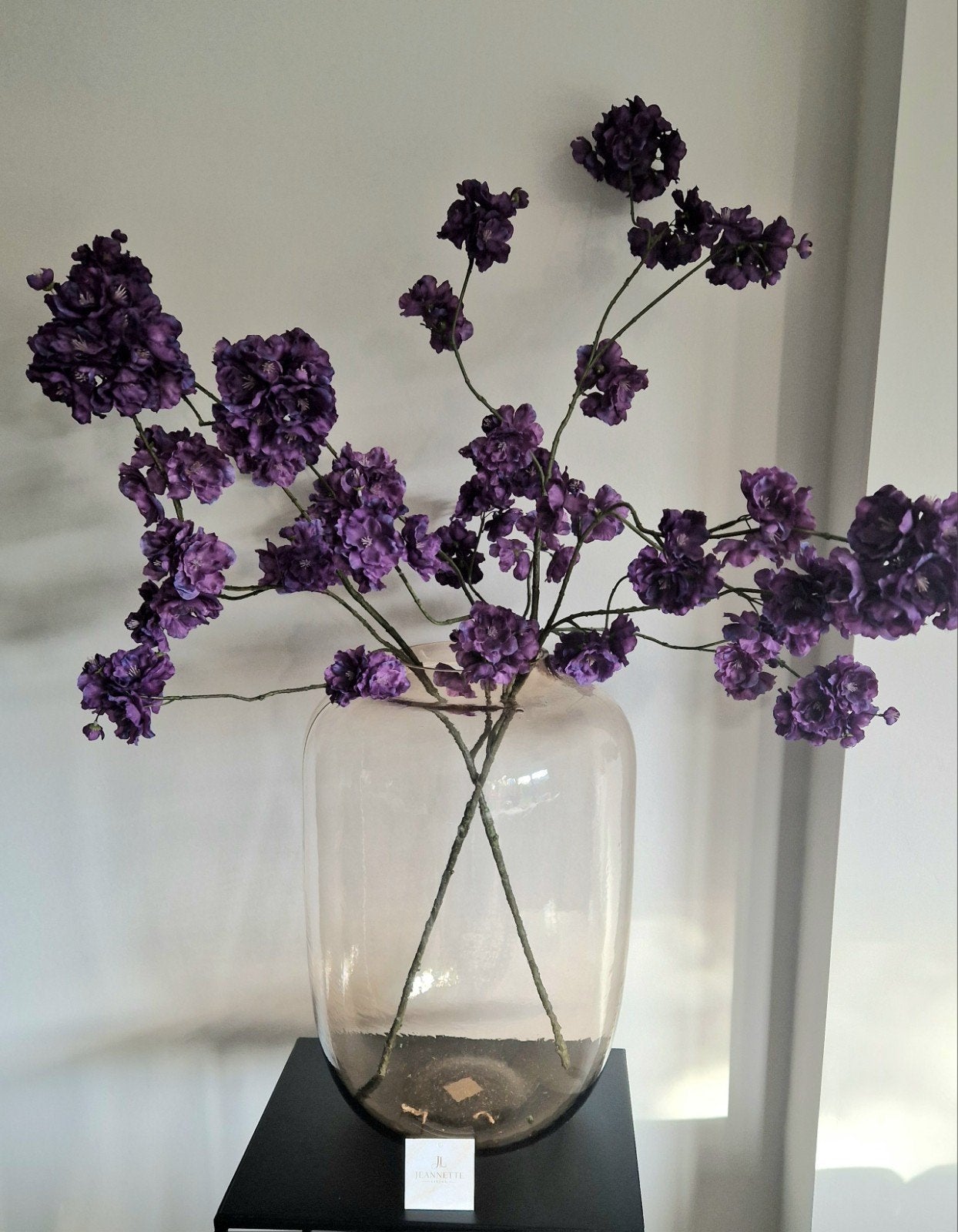 Grote vaas met paarse kunstbloemen - Jeannette Living, Huis en Inrichting, Woonaccessoires | Vazen, Overige kleuren, Nieuw, Ophalen of Verzenden