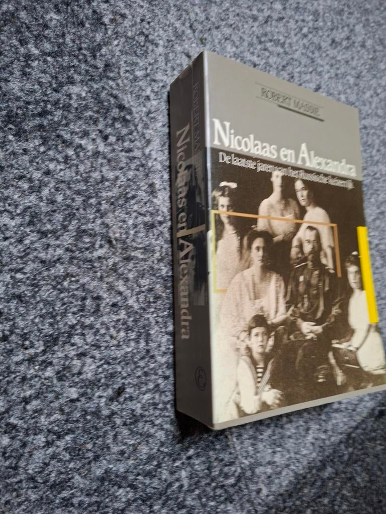 Robert Massie - Nicolaas en Alexandra, Boeken, Ophalen of Verzenden, Gelezen