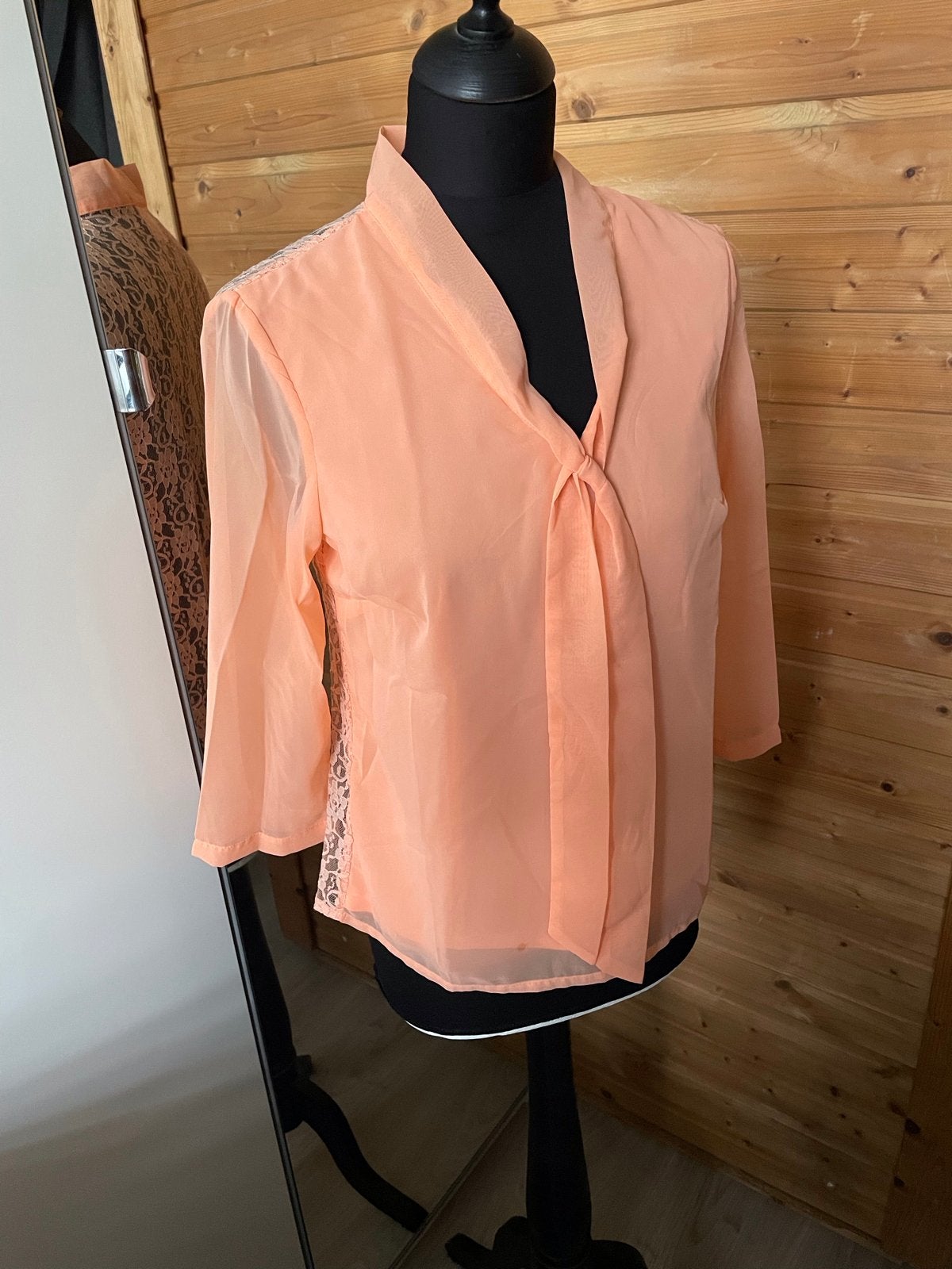 Elegante blouse met kanten details en strik Vero Moda maat S, Ophalen of Verzenden, Zo goed als nieuw, Maat 38/40 (M), Oranje