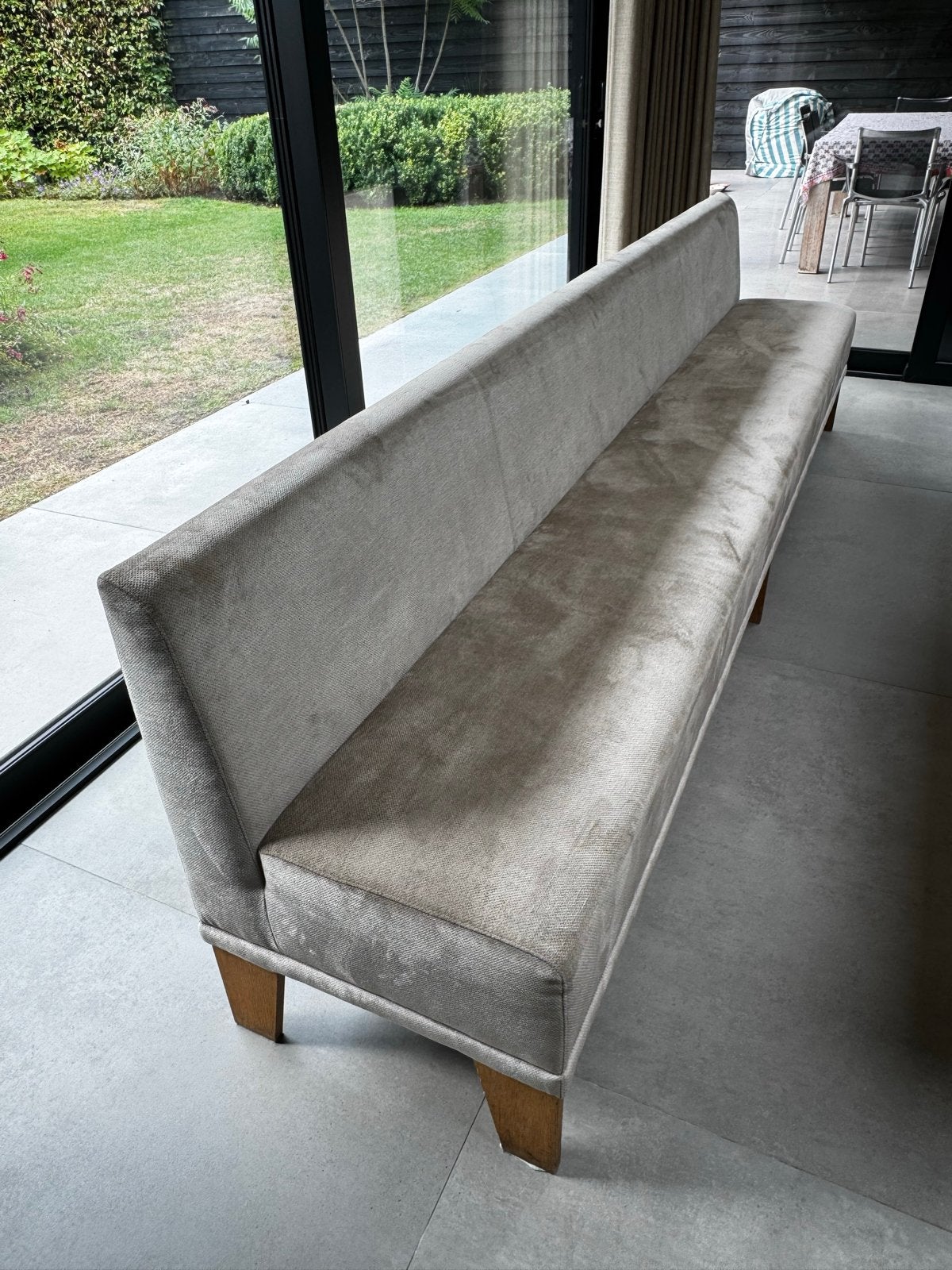 Luxe eetkamer bank van 305cm Aristide, stof Troy 83 Gypsum