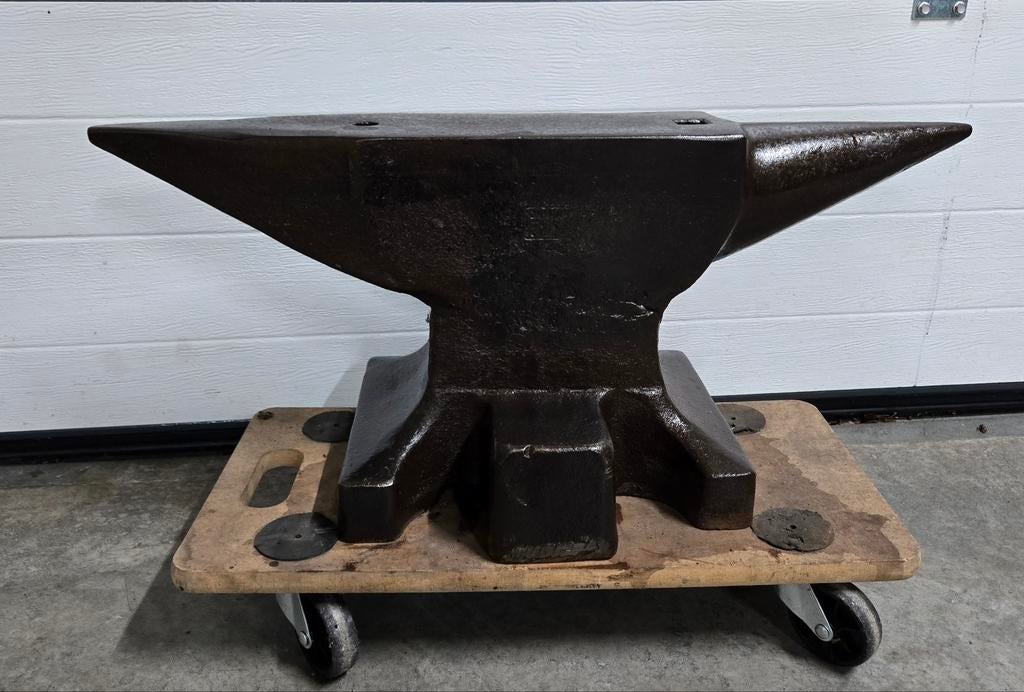 Te koop: Paul Ferdinand Peddinghaus aambeeld 125 kg met stui, Ophalen