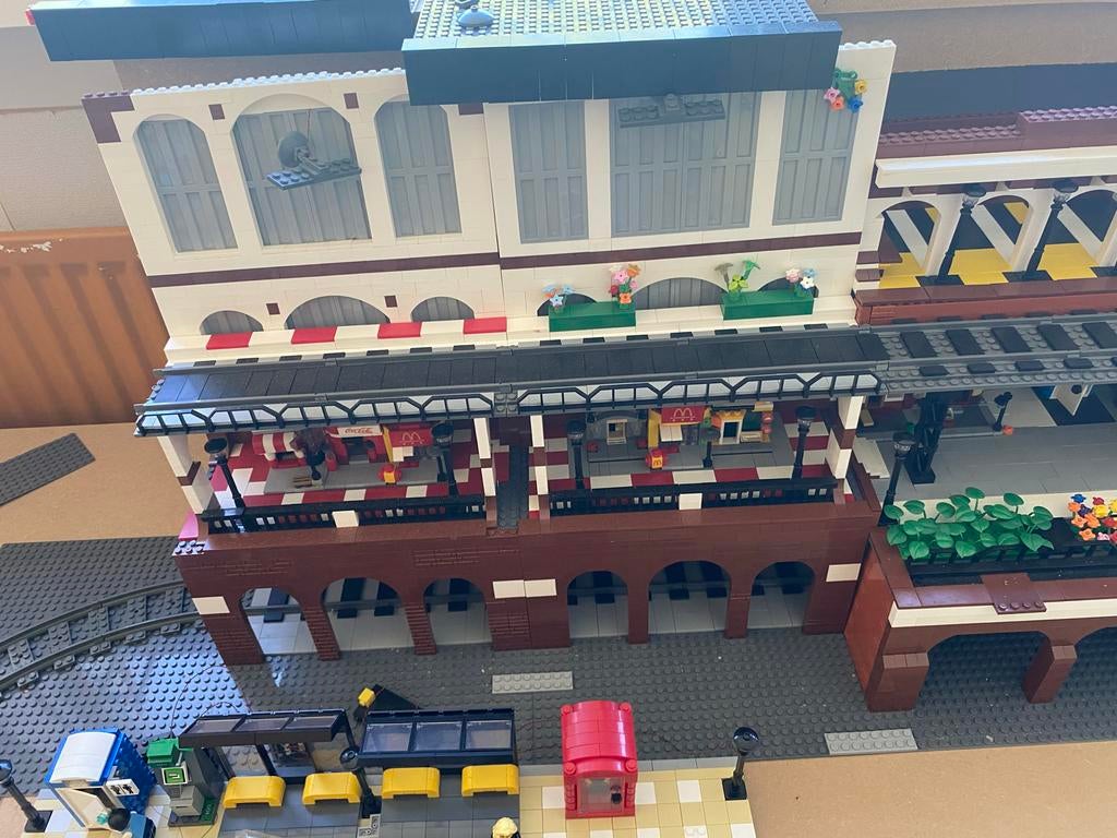 Lego Treinstation met winkels en verlichting (7 panelen), MOC (eigen creatie), Verzenden, Lego, Inclusief accessoires