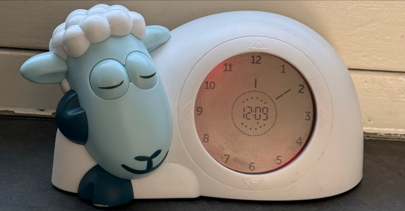 Schattige schaap wekker - slaaptrainer voor kinderen, Huis en Inrichting, Ophalen, Nieuw, Wit