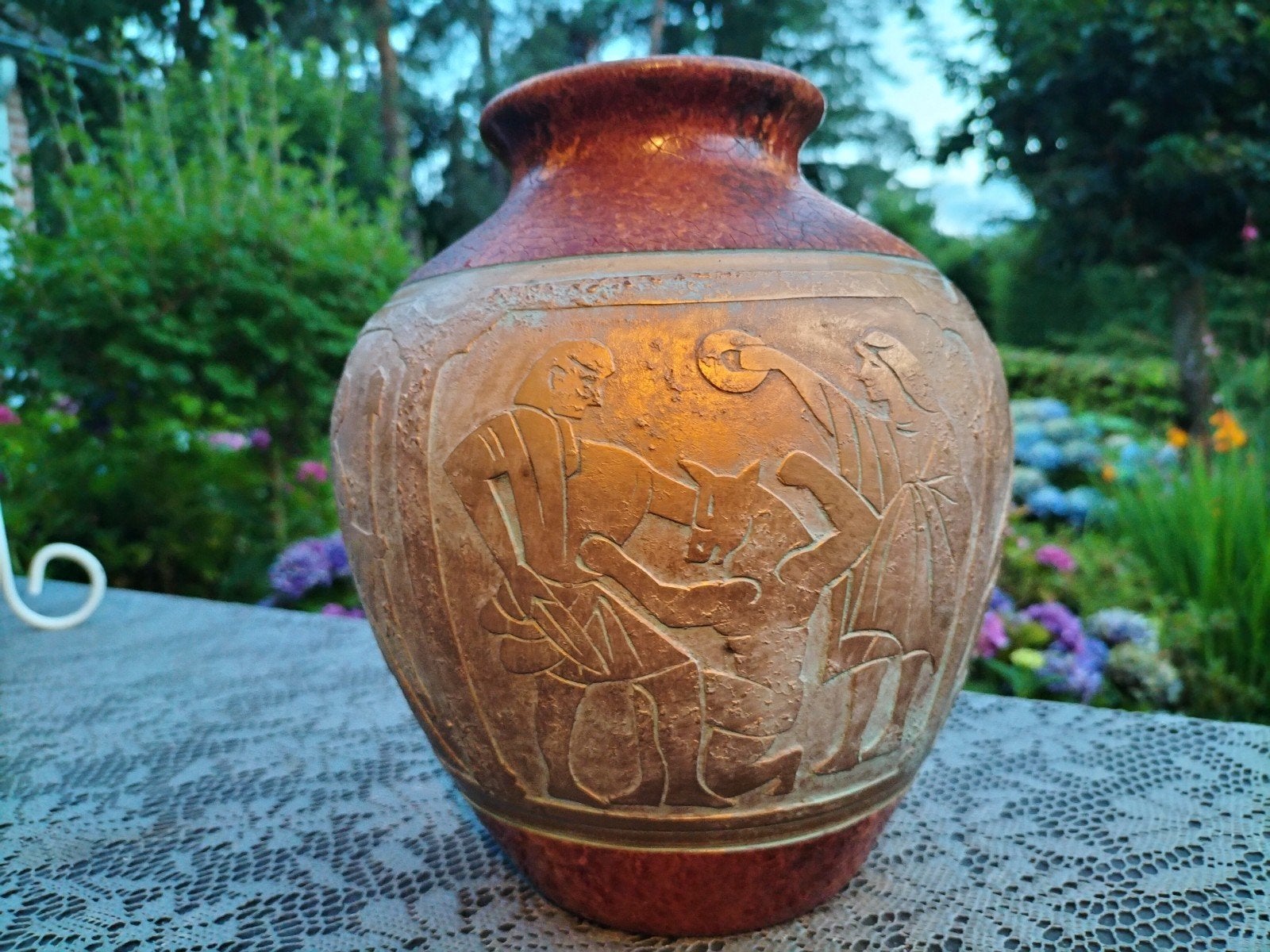 Antieke vaas met reliëf van Griekse mythologie, Ophalen of Verzenden