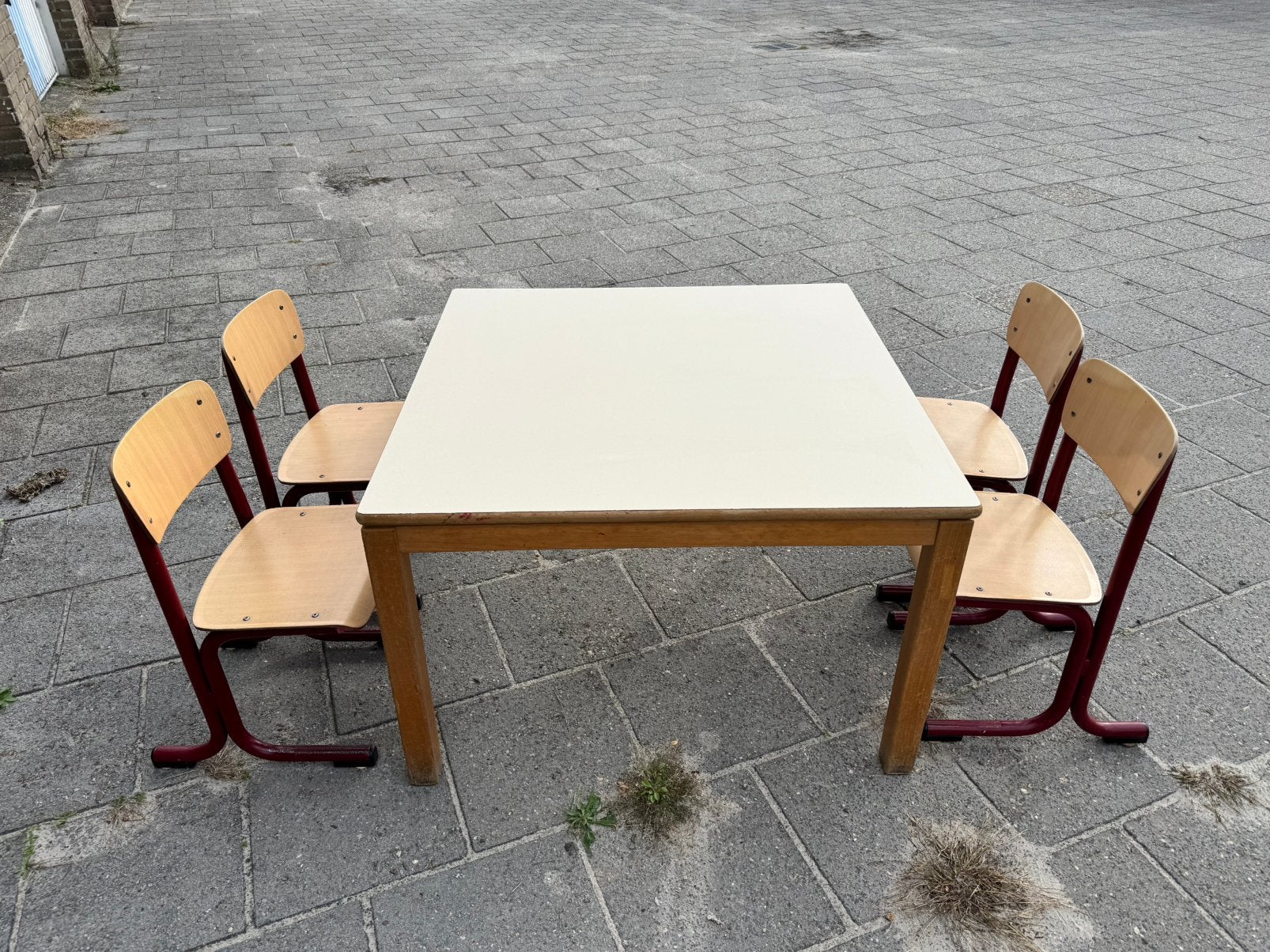 Vintage kleuterklasset tafel met vier stoelen, Ophalen of Verzenden, Gebruikt, Tafel(s) en Stoel(en)