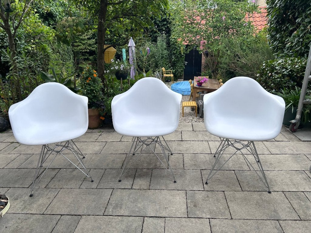 3 witte design kuipstoelen met metalen onderstel, Huis en Inrichting, Stoelen, Ophalen, Drie, Wit, Zo goed als nieuw