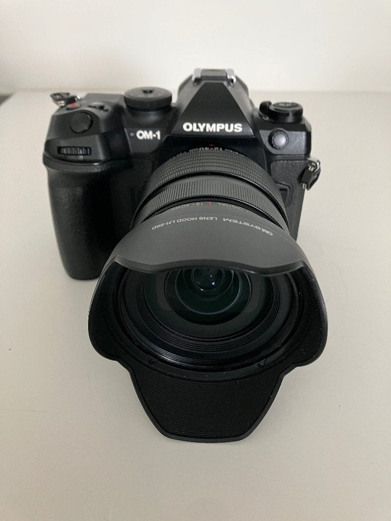 OM SYSTEM OM-1 met ZUIKO 12-40mm f2.8 PROII, Audio, Tv en Foto, Micro Four Thirds, Zo goed als nieuw, Zonnekap, OM System
