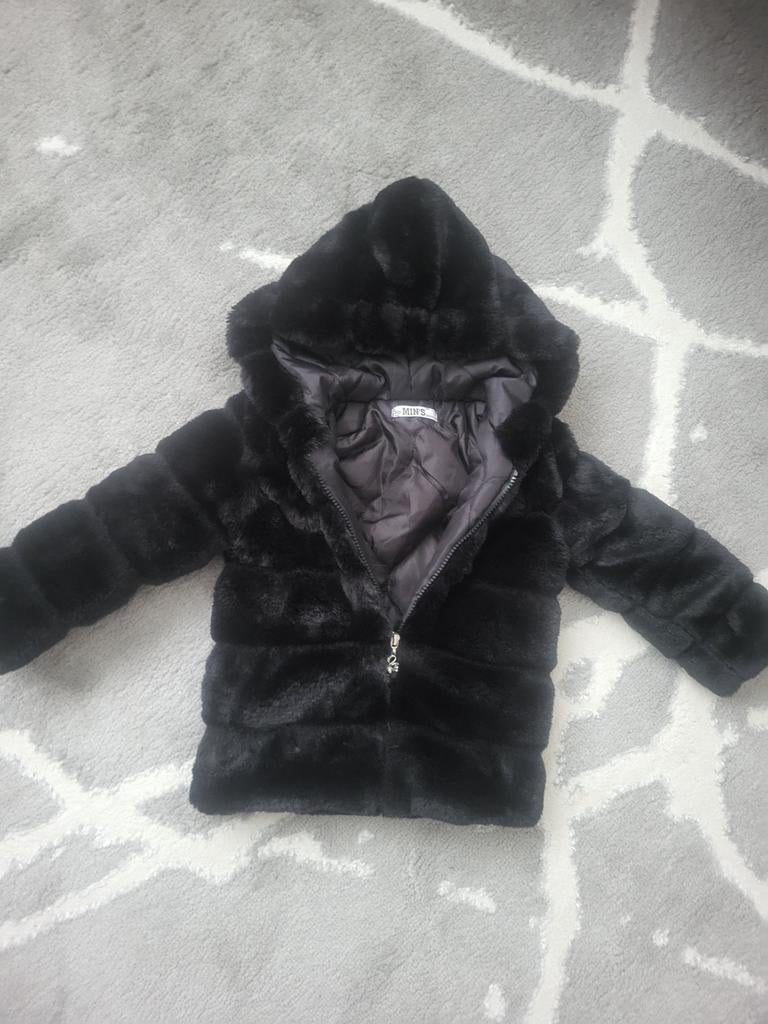 Zwarte fluffy jas zo goed als nieuw, Ophalen of Verzenden, Zo goed als nieuw, Jongen of Meisje