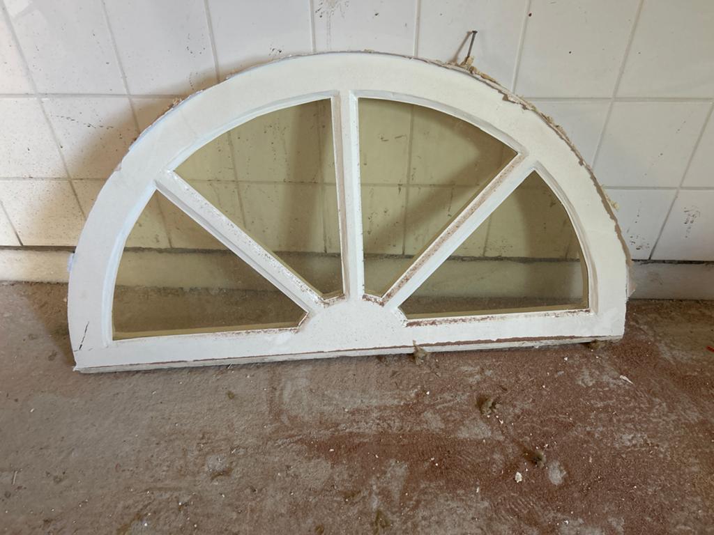 Halfrond raam 97x51cm - Gebruikt, Ophalen, Gevelraam of Ruit, Gebruikt, Minder dan 80 cm