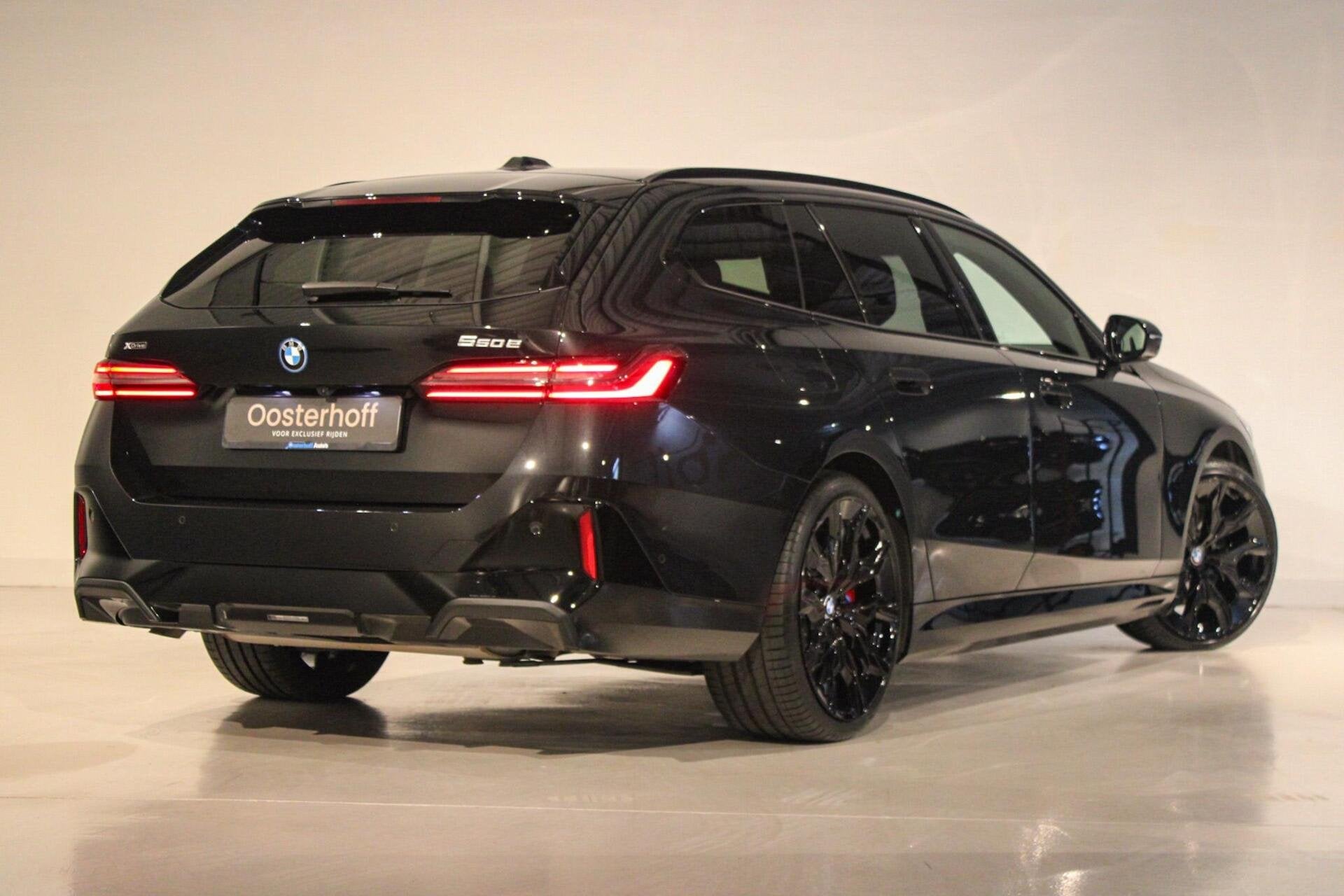 BMW 5-serie Touring 550e xDrive M-sport Pro PANO | B&W, Auto's, Automaat, Dealer onderhouden, Gebruikt, Zwart
