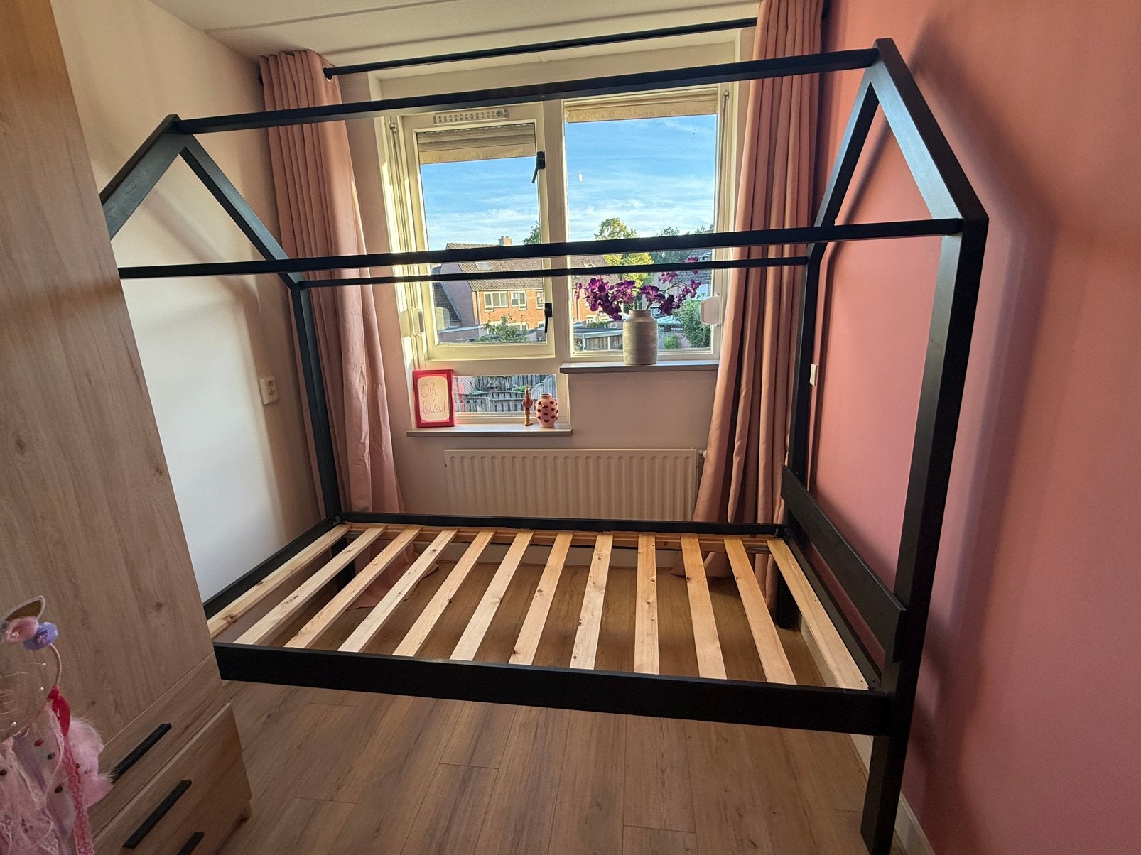 Mooi 1 persoonsbed in de vorm van een huisje. Zwart hout, Ophalen, 85 tot 100 cm, Gebruikt, Lattenbodem