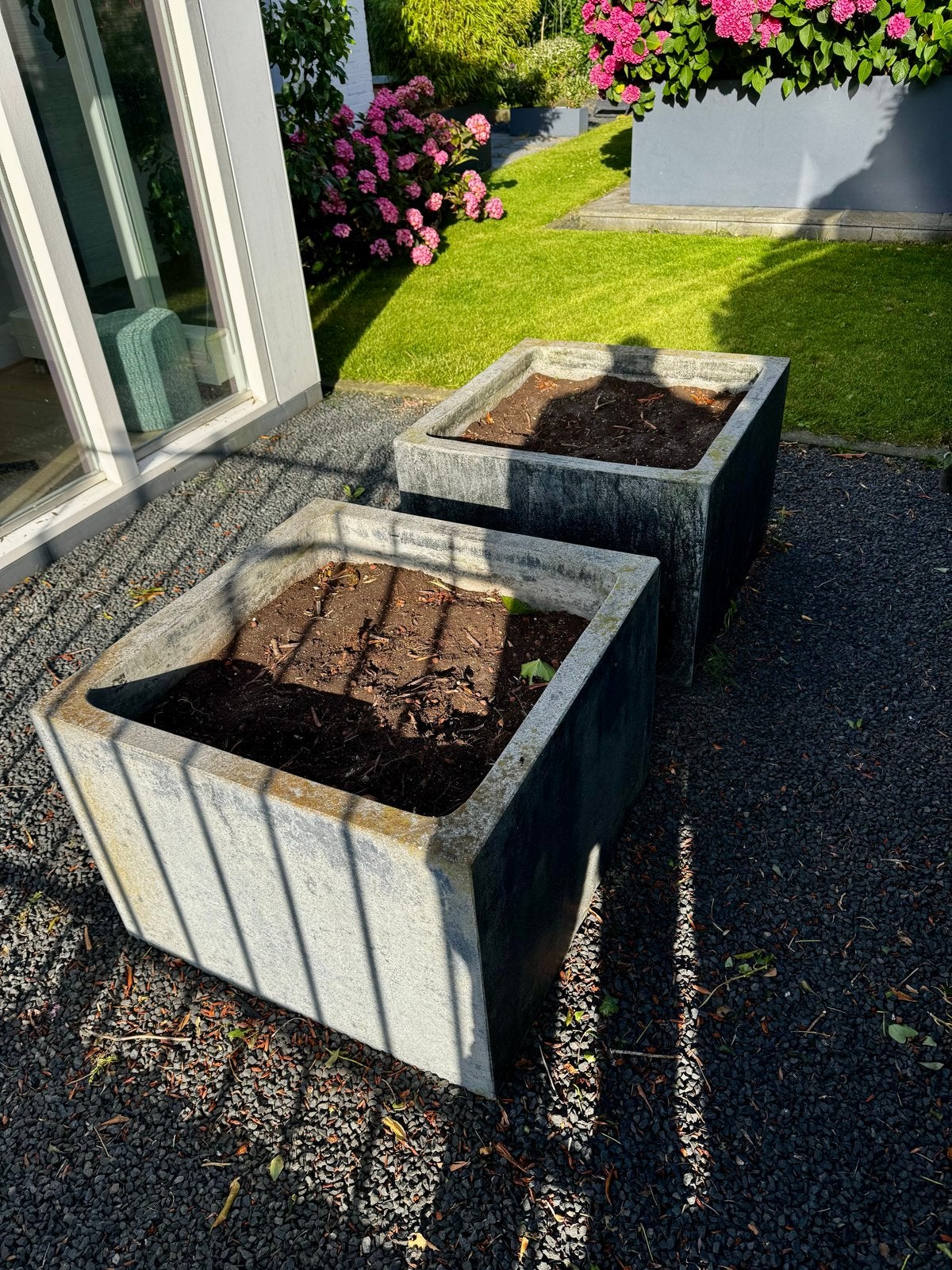 Twee stenen bloembakken (80x80x55 cm) gratis af te halen, Ophalen, Steen, Gebruikt, Vierkant