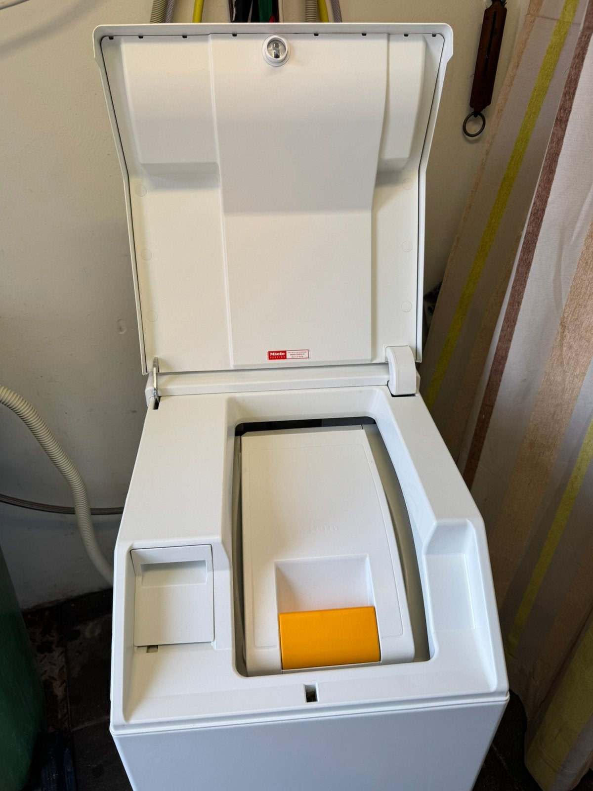 Foto 3 van Smalle Wasmachine | Miele W 695 F | Schoon | Staat Beneden