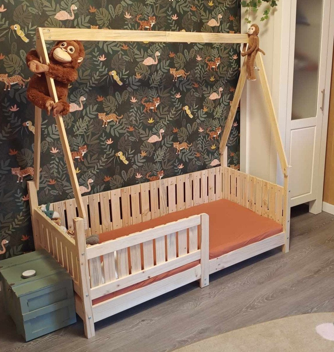 Peuterbed 70x140 met matras, molton en hoezen, 70 tot 85 cm, 140 tot 160 cm, Zo goed als nieuw, Ophalen