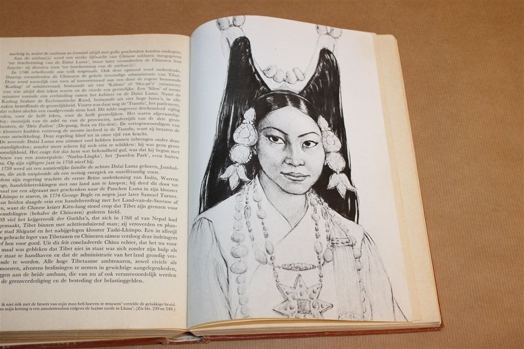 Wonderlijk Tibet — Tibetaanse Cultuur & Familieverhaal 1986, Ophalen of Verzenden, Gelezen, Azië