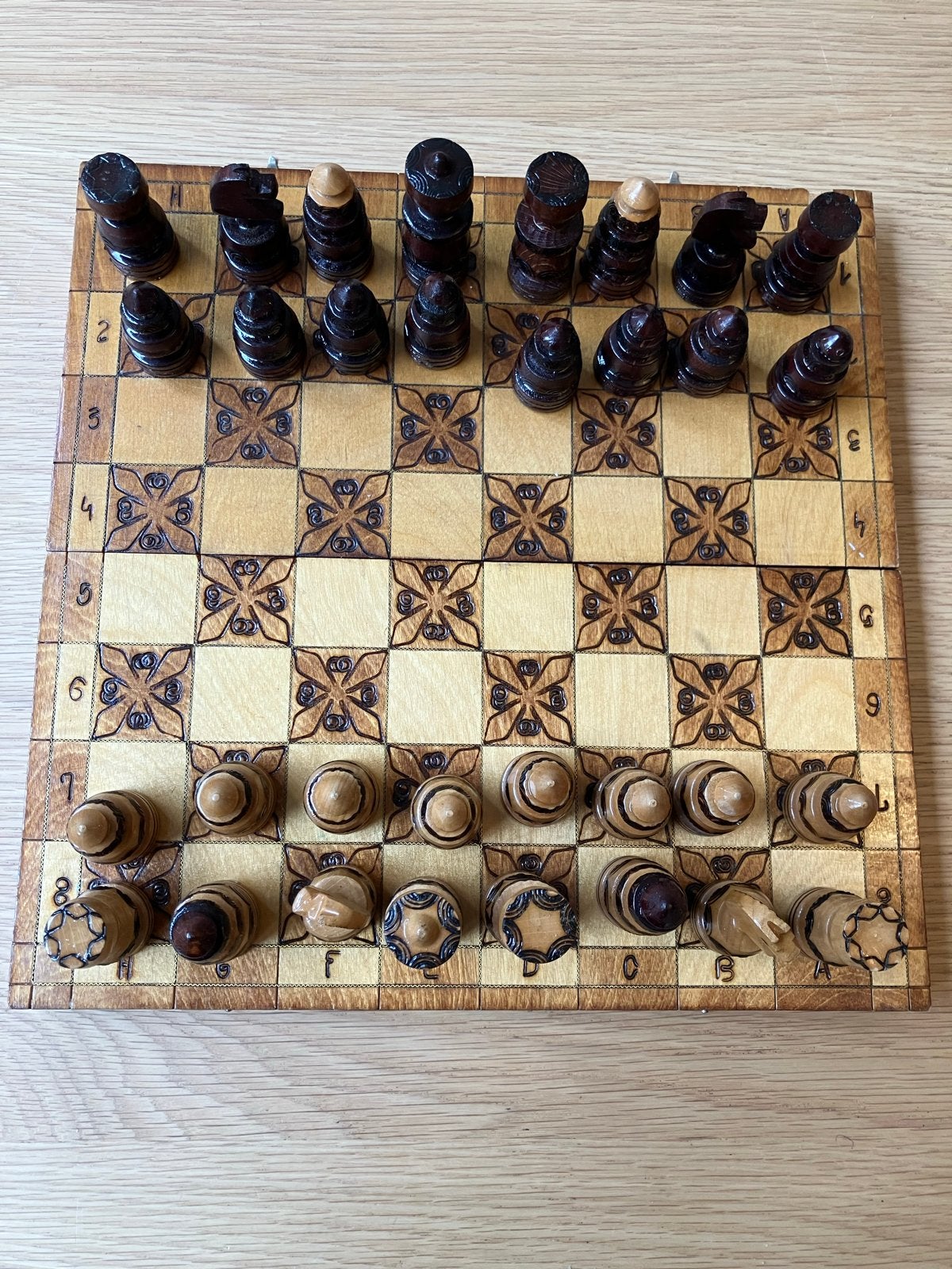 Bijzonder oost Europees handgemaakt houten schaakspel, Een of twee spelers, Ophalen of Verzenden, Gebruikt, Reisspel