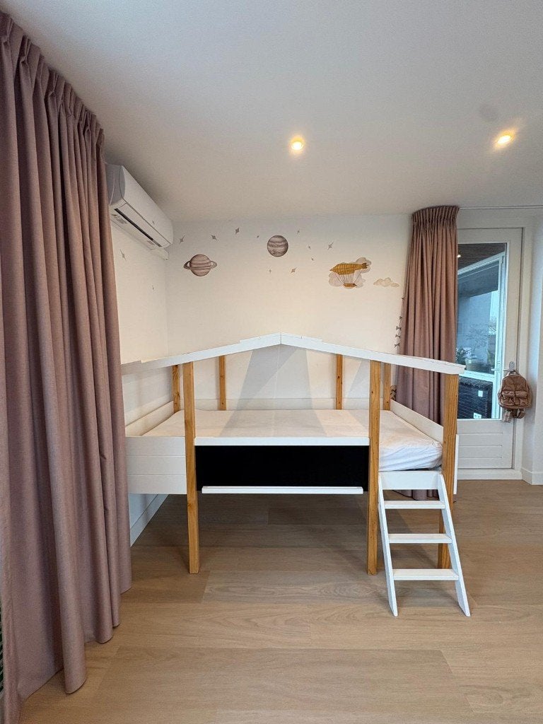 Kinderbed - Huisbed 90x200 met glijbaan, dak en krijtbord, Ophalen, 85 tot 100 cm, Gebruikt, Hoogslaper of Stapelbed