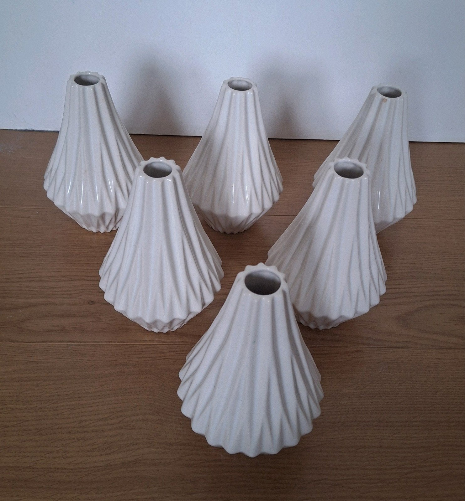 6 identieke witte vazen - ideaal voor 21 diner of decoratie, Ophalen of Verzenden, Met patroon/structuur, Wit, Steen/keramiek