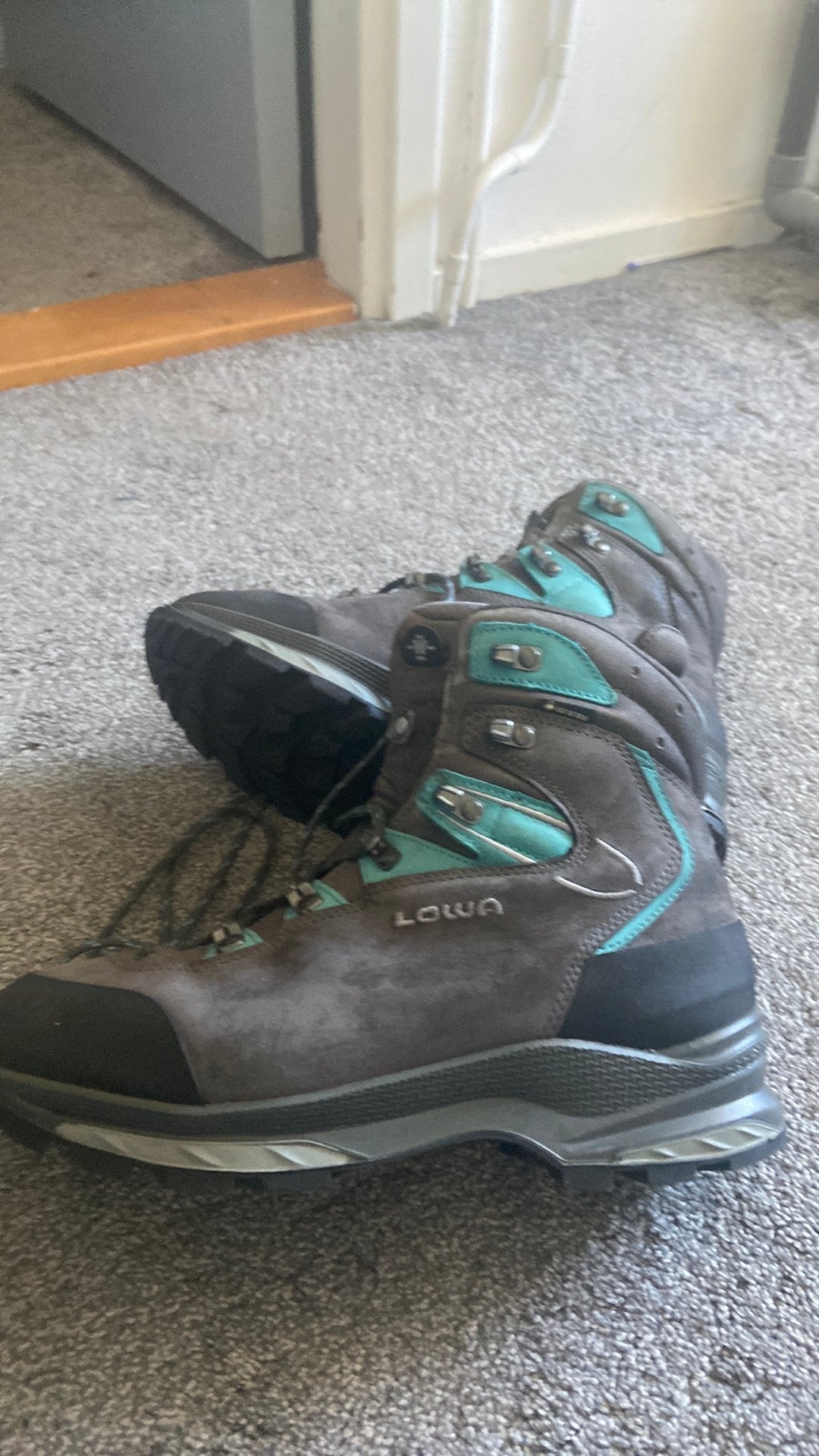 Lowa bergschoenen, Ophalen of Verzenden, Zo goed als nieuw, Schoenen