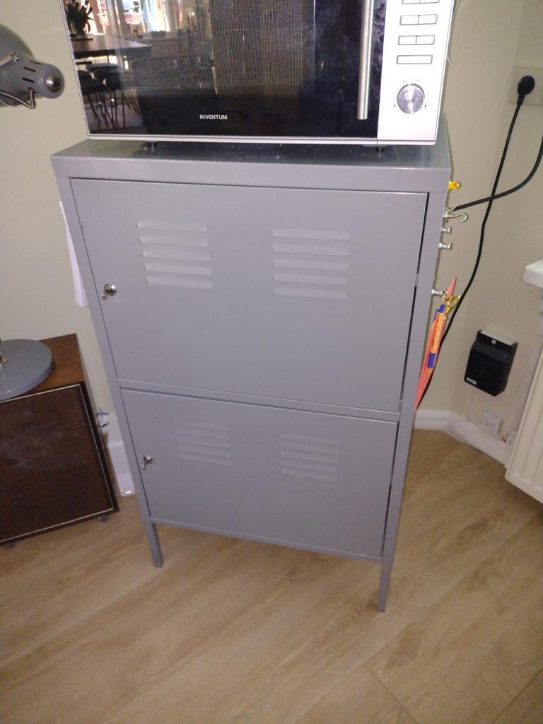 Ikea PS grijze metalen opbergkast met 2 deuren, Huis en Inrichting, Kasten | Overige, Ophalen, Gebruikt