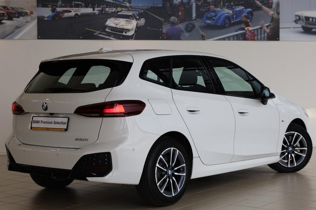 BMW 2 Serie Active Tourer 220i | M Sportpakket | Sportstoele, Auto's, BMW, Stof, Gebruikt, Met garantie (alle), Wit