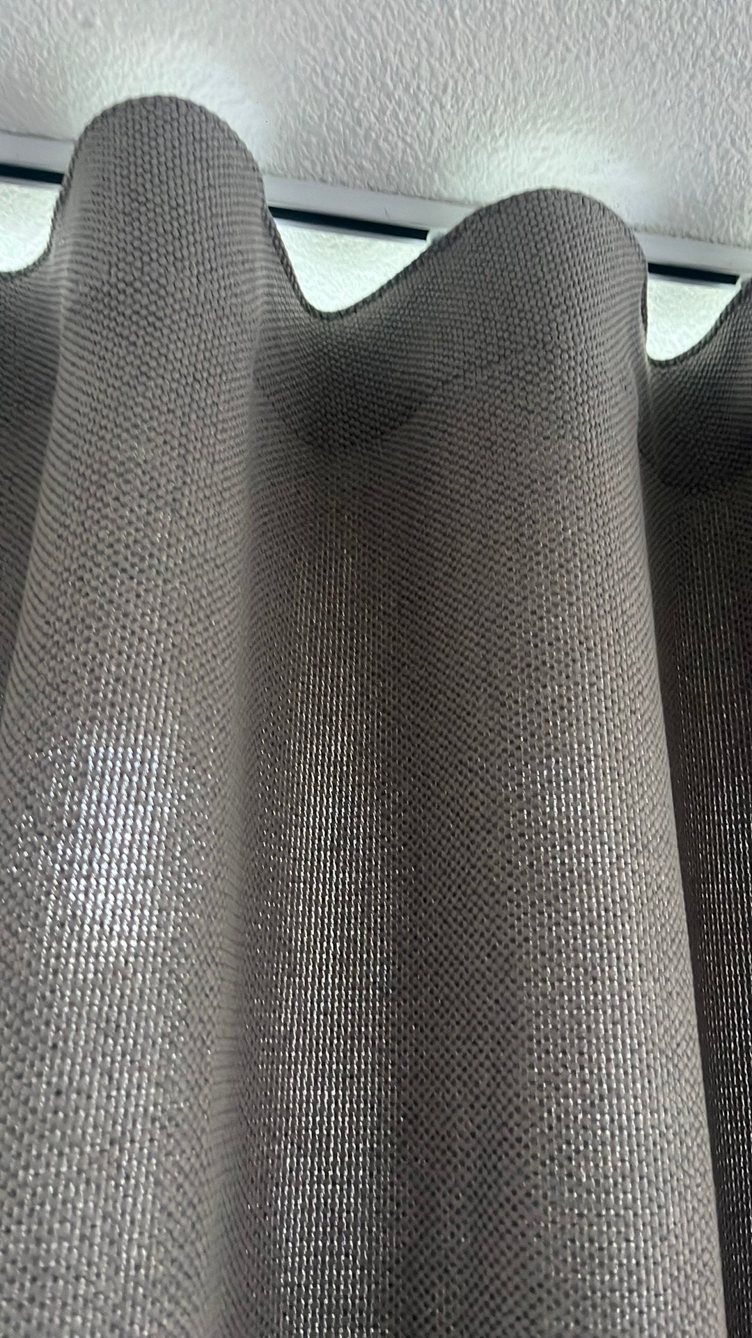 Pracht grof geweven gordijn grijs/taupe 230 hoog 225 breed, Huis en Inrichting, Ophalen of Verzenden, Nieuw, Grijs, Gordijn