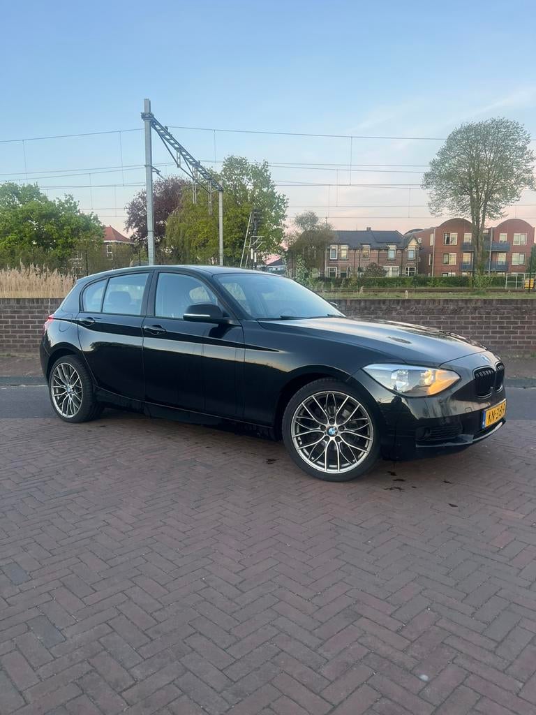 BMW 1-Serie 114D 70KW 5DR 2013 Zwart, Auto's, 1-Serie, Achterwielaandrijving, Zwart, 24 km/l