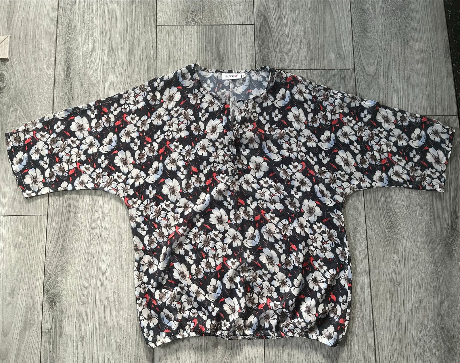 Suzy-Q top met bloemenprint en splitjes in de mouw, maat M, Kleding | Dames, Blouses en Tunieken, Ophalen of Verzenden, Zo goed als nieuw