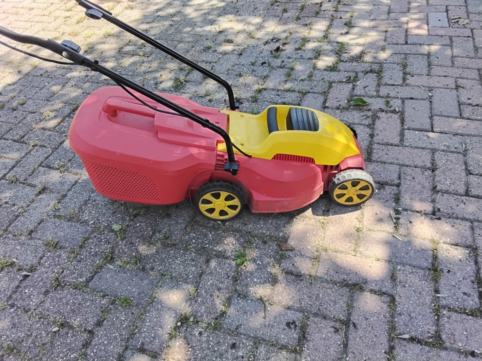 Elektrische grasmaaier - Perfect voor kleine tuinen, Tuin en Terras, Grasmaaiers, Ophalen, Cirkelmaaier, Gebruikt, Elektrische grasmaaier