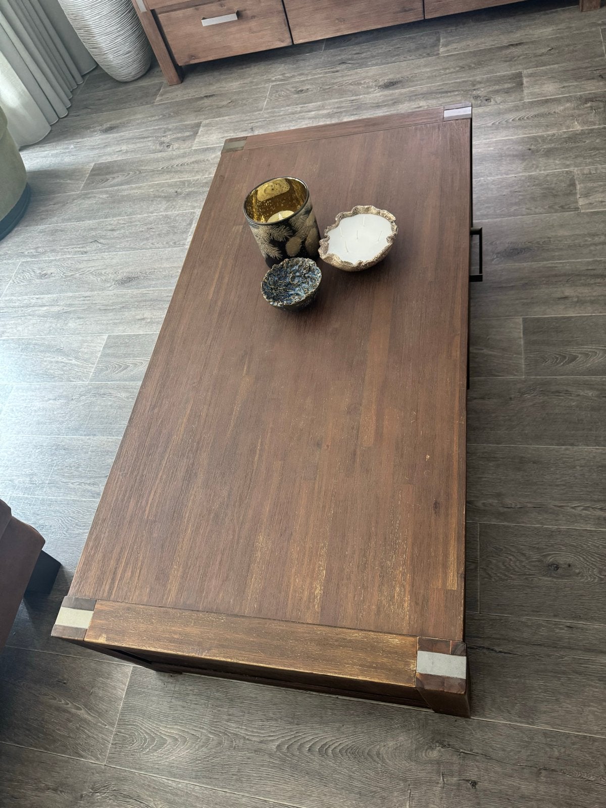 Robuuste houten salontafel met 2 lades en opbergvak, Gebruikt, 100 tot 150 cm, Rechthoekig, Overige houtsoorten