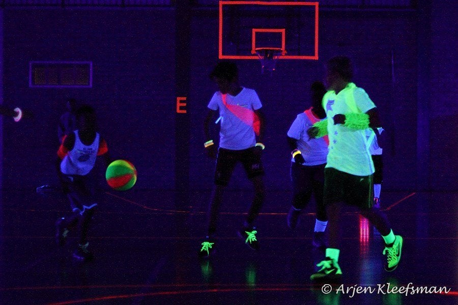 Foto 5 van Basketbal in blacklight glow in the dark LED UV neon spots