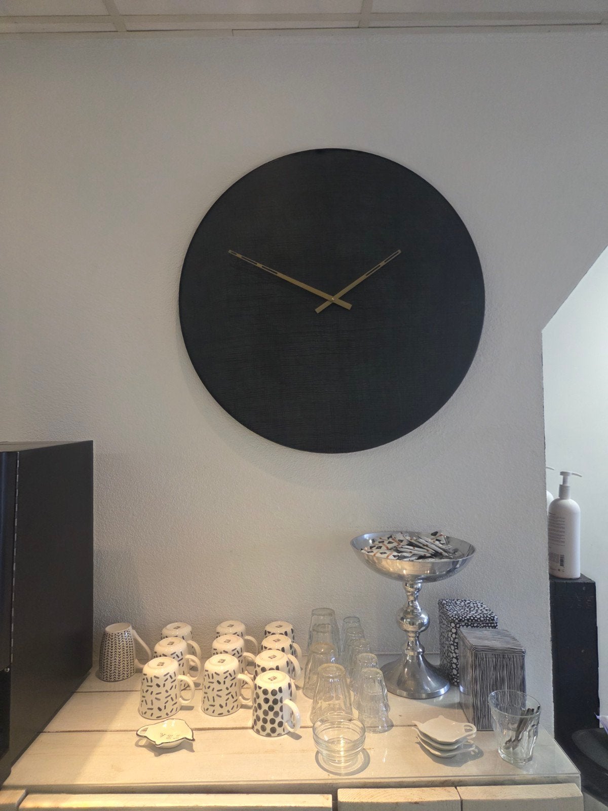 grote ronde klok in goede staat, Huis en Inrichting, Ophalen, Wandklok, Zo goed als nieuw, Zwart