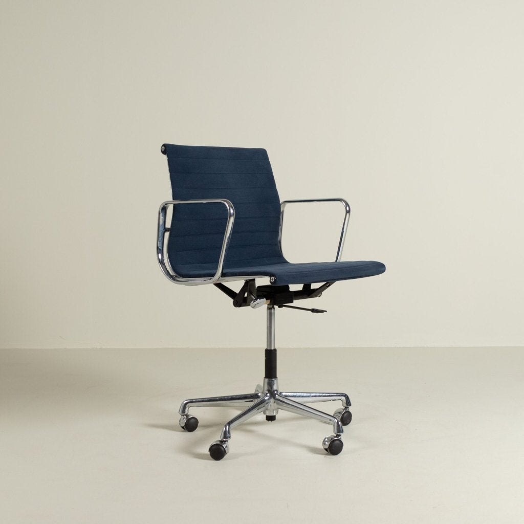 Vitra Eames EA117 Bureaustoel Blauw Stof - Chroom, Niet ingevuld, Blauw, Niet ingevuld, Zo goed als nieuw