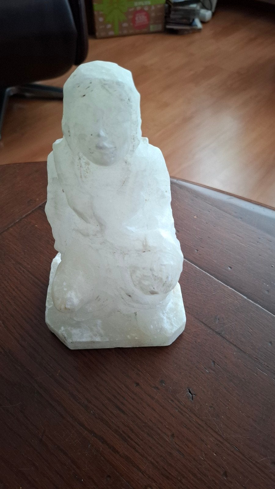 Uniek handgemaakt beeld van een zittende figuur, Overige onderwerpen, Ophalen of Verzenden, Handgemaakt, 20 - 50 cm