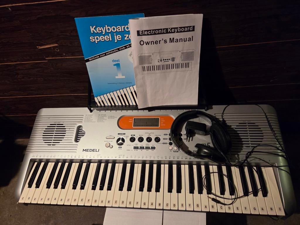 Keyboard met boekenstandaard, lesboeken en koptelefoon, Muziek en Instrumenten, Ophalen, Gebruikt, 61 toetsen, Medeli