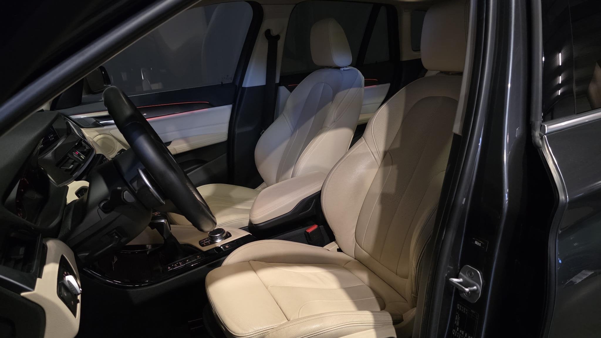 Foto 13 van BMW X1 xDrive20i Executive | Panorama | Hud | Sfeer | Camera