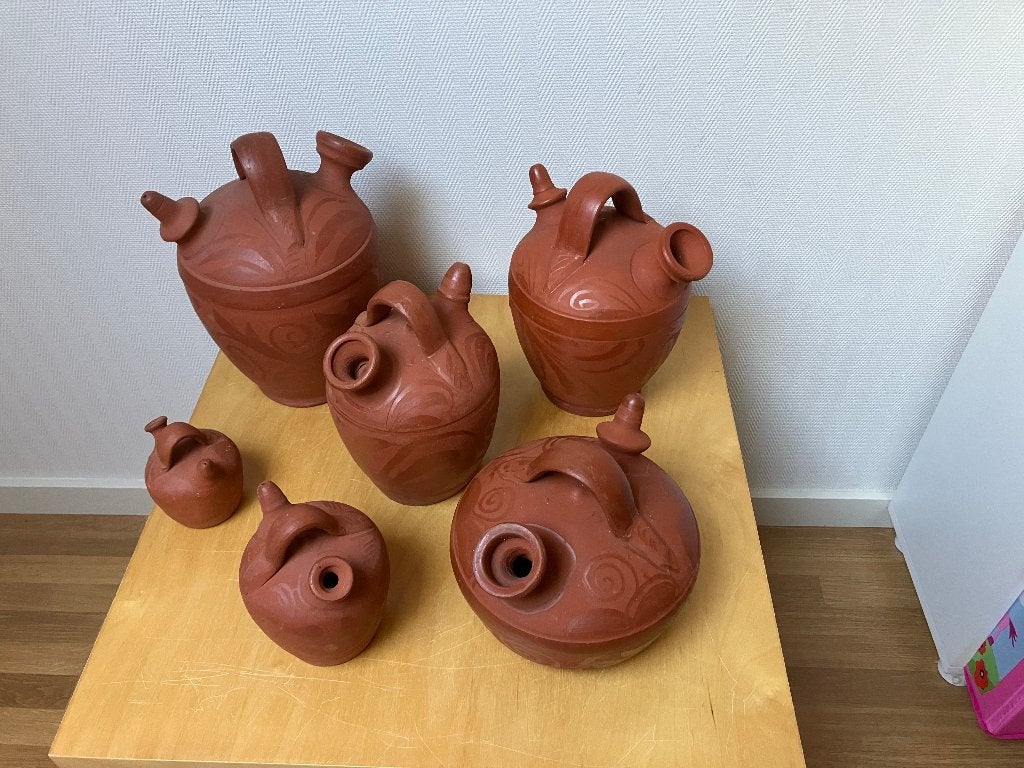 6 Spaanse Terracotta waterkruiken met decoratie., Ophalen, Zo goed als nieuw, Overige kleuren